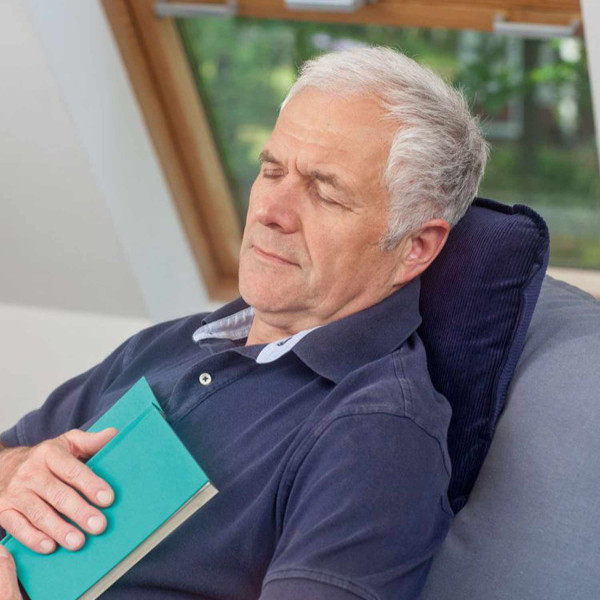 Mann mit Entspannungskissen 